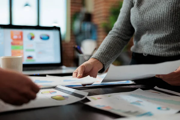 Primer plano de las mujeres de negocios sosteniendo papeles de negocios — Foto de Stock