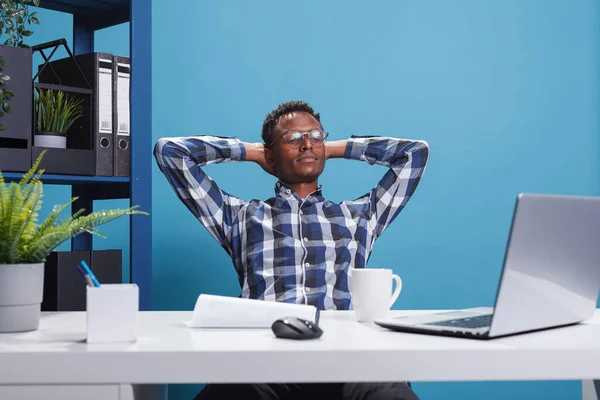 Békés nyugodt üzleti cég projektmenedzser álmodozás az íróasztalnál a modern irodában. — Stock Fotó