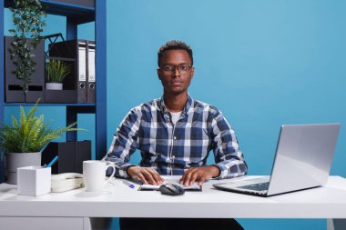 Modern çalışma alanındaki masasında oturan ciddi gelişim şirketinin ofis çalışanı..