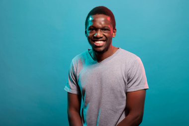 Kameranın önünde gülümseyen mutlu yetişkin portresi