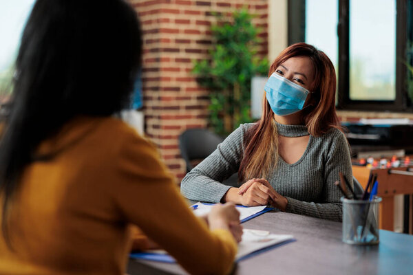 Коллеги обсуждают стратегию маркетинга