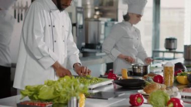 Afro-Amerikalı üniformalı aşçının portresi yemek hazırlıyor.