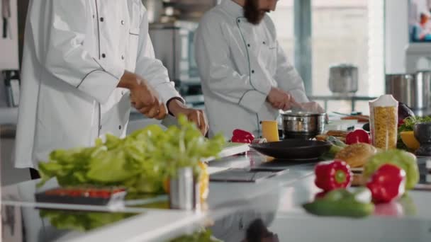 Retrato del cocinero afroamericano preparando los ingredientes del plato — Vídeos de Stock