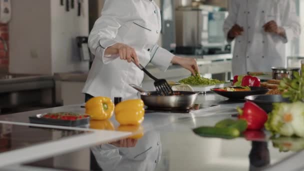 Gourmetkock tillagar hälsosam mat i restaurangkök — Stockvideo