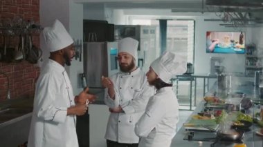 Profesyonel aşçılar gurme yemekleri pişirmek için takım çalışması yapıyor.