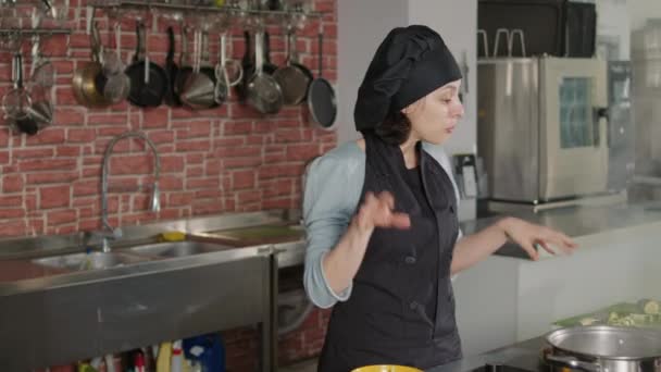 Vrouwelijke chef-kok filmt koken show klasse voor televisie programma — Stockvideo