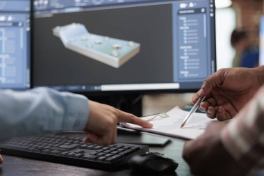 Pano ve gelişmiş 3D modelleme yazılımıyla yaratıcı endüstri çalışanlarını kapatın.