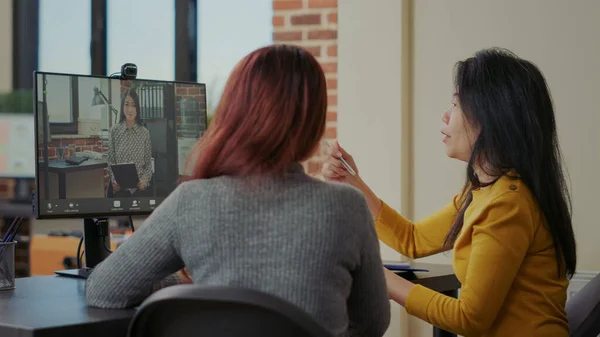 İş arkadaşları iş görüşmesinde kadın kiralamak için video kullanıyor. — Stok fotoğraf