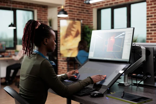 3D digital artist sitting at computer desk ενώ εργάζεται πάνω στο περιβαλλοντικό σχεδιασμό. — Φωτογραφία Αρχείου