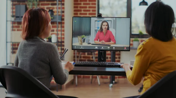 Vrouwen in gesprek met sollicitant op video tijdens online sollicitatiegesprek — Stockfoto
