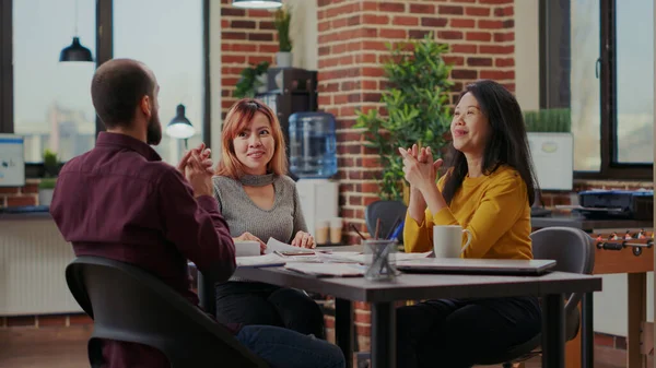 Compañeros aplaudiendo y apoyando a la mujer motivada — Foto de Stock