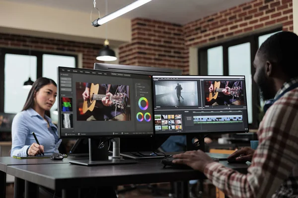Creatief bureau professionele werknemer bewerken van filmbeelden met behulp van gespecialiseerde software — Stockfoto