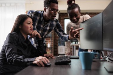 Afrikalı Amerikalı takım lideri bilinmeyen anormalliklere işaret ediyor