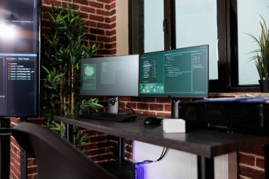 Yazılım veri bilgisini ve entegre algoritmaları gösteren iki bilgisayar ekranının resmi.