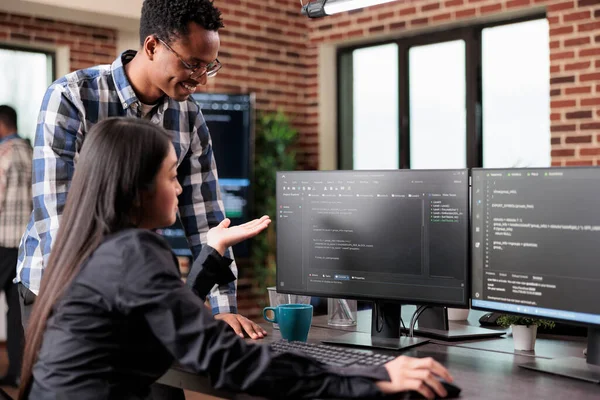 Programadores questionando a fonte de ataques cibernéticos e a cobertura de segurança do sistema — Fotografia de Stock