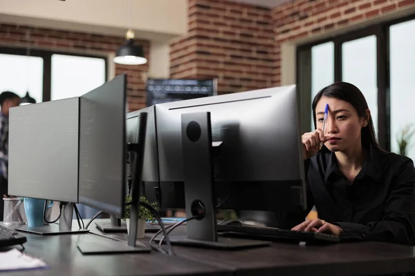 Meditativo asiático programa ingeniero pensando en maneras de combatir ataques de hacking. —  Fotos de Stock