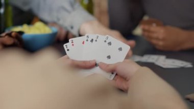 Neşeli insanlar kart oyunlarını taktik ve zarlarla severler.