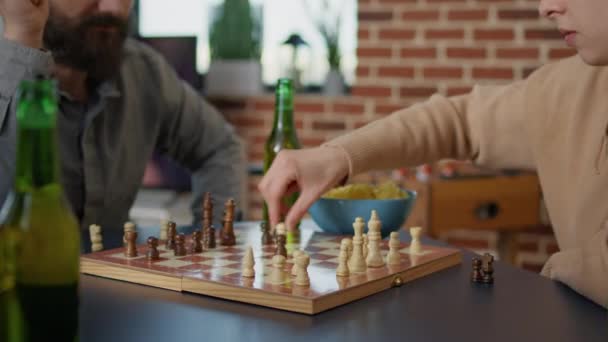 Glada människor som roar sig med schackspel på brädspel som samlas — Stockvideo