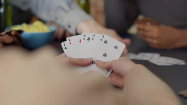 Gente alegre disfrutando del juego de cartas con tácticas y dados — Vídeo de stock