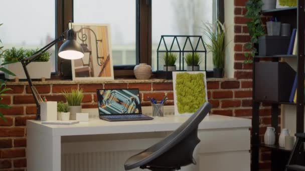 Nadie en el escritorio vacío con ordenador portátil y decoración interior — Vídeos de Stock