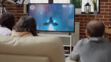Neşeli insanlar televizyonda video oyunu oynuyorlar