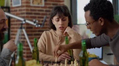 Arkadaşlarıyla masa oyunu oynayan beyaz kadın portresi