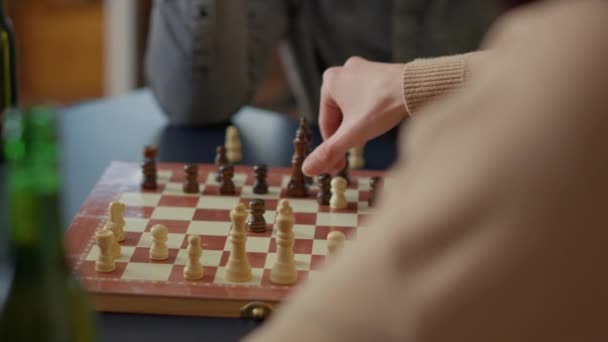 Personer som spelar schack brädspel på träbord hemma — Stockvideo