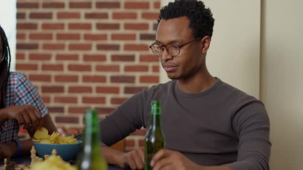 African american man playing chess match with friends — Stock Video