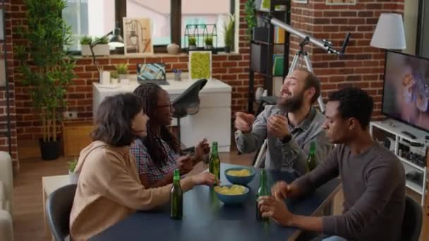 Multiethnische Gruppe von Menschen, die zu Hause Essen und Trinken genießen — Stockvideo