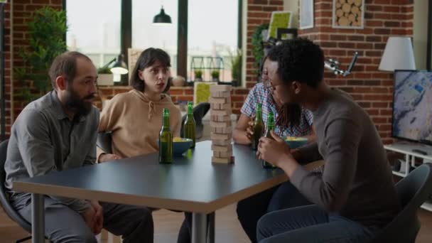 Juegos Hombres y mujeres se reúnen en casa para jugar jenga juego — Vídeos de Stock