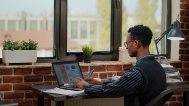 İşletme büyümesi için dizüstü bilgisayar kullanan mali danışman