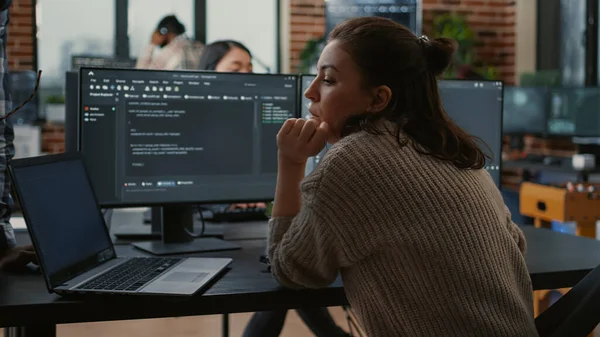 Junior developer putting laptop with source code on senior dev desk asking for opinion — Fotografia de Stock