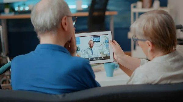 Starší pacienti s bolestí zubů pomocí videokallu mluvit se zubním lékařem — Stock fotografie