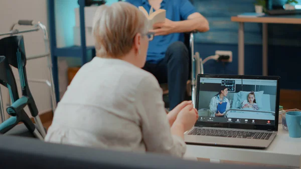 Oudere persoon met behulp van externe conference call op laptop computer — Stockfoto