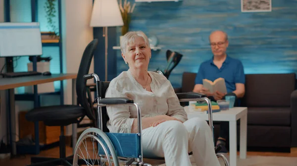 坐在轮椅上的退休妇女的画像 — 图库照片
