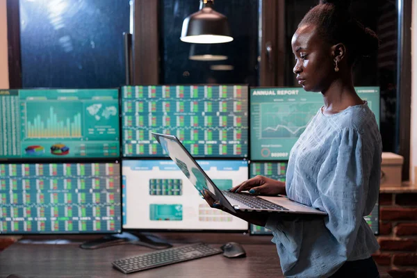 Forex agente di trading professionale società di borsa utilizzando laptop per analizzare i grafici finanziari dal vivo. — Foto Stock