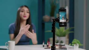 Yaşam tarzı etkileyicisi seyircilere güzellik ürünleri hakkında konuşuyor