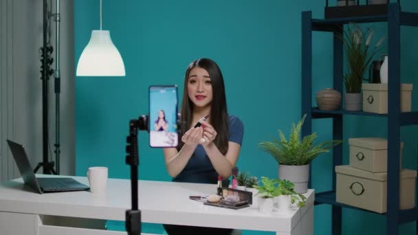 Beauty blogger enregistrement recommandation de produit sur la caméra — Video