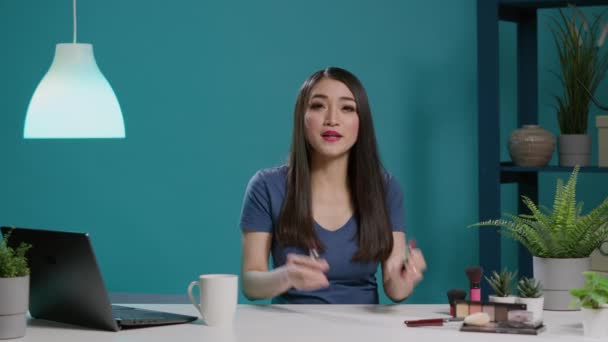 POV asijského ovlivňovače dělá doporučení rtěnky — Stock video
