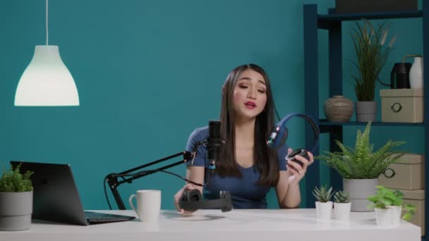 Asyalı kadının POV 'u modern kulaklıkları tavsiye ediyor. — Stok video