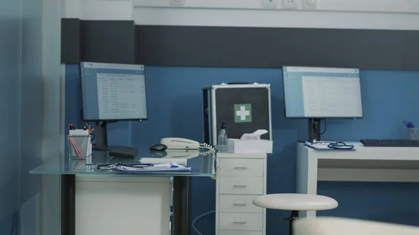 Niemand im medizinischen Kabinett, den der Arzt zur körperlichen Untersuchung benutzt — Stockfoto