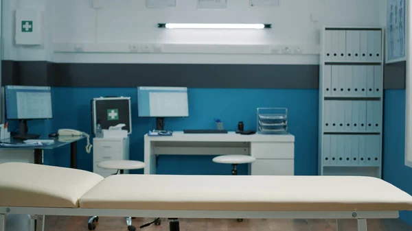 Consultório médico vazio com equipamentos e instrumentos médicos — Fotografia de Stock