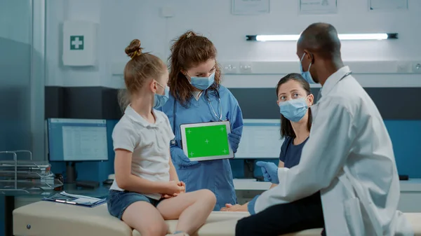 Spécialiste femme utilisant tablette numérique avec écran vert horizontal — Photo