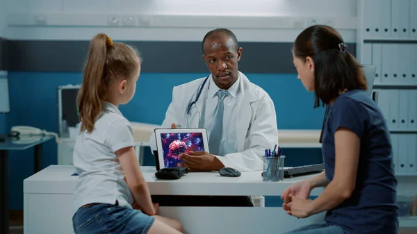Specialista in salute che mostra l'illustrazione del virus su tablet digitale — Foto Stock
