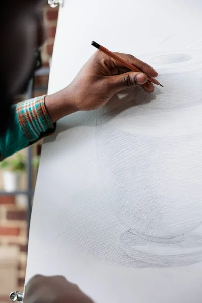 Nahaufnahme eines afrikanisch-amerikanischen Studenten beim Skizzieren eines Vasenmodells auf Leinwand — Stockfoto