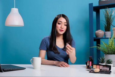 Gülümseyen çekici içerik yaratıcısı hayranlarıyla konuşuyor