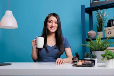 Uzak abonelerle konuşan Asyalı vlogger portresi