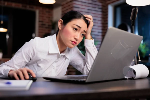 Empleado cansado de la empresa de marketing con dolor de cabeza sentado cansado en el espacio de trabajo de la oficina. — Foto de Stock