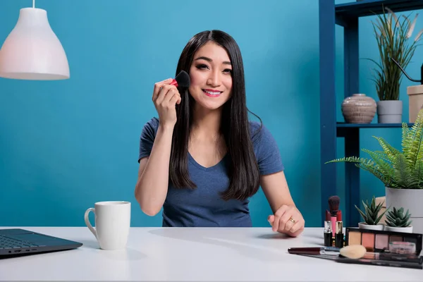 Çekici video kaydedici kameranın önünde makyaj yapıyor.