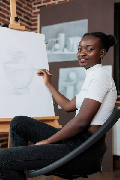Портрет усміхненого студента, який відвідує уроки малювання, що насолоджуються уроком ескізу — стокове фото
